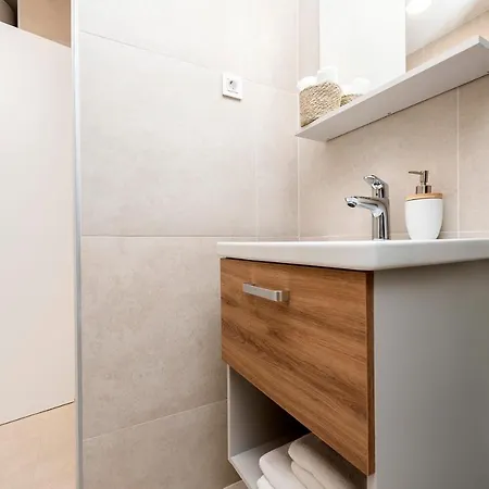 Πανσιόν Luxury Fresca Bibinje